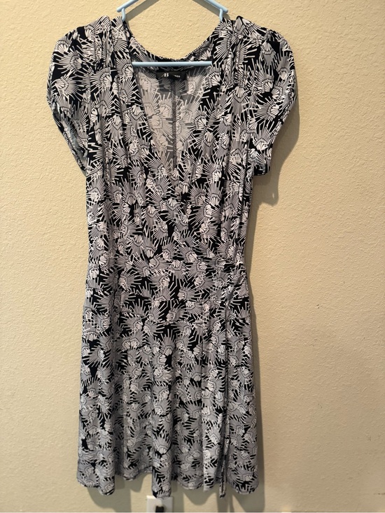 AB Studio Dresses & Skirts - AB Studio Black and White Floral V-Neck Midi Dress